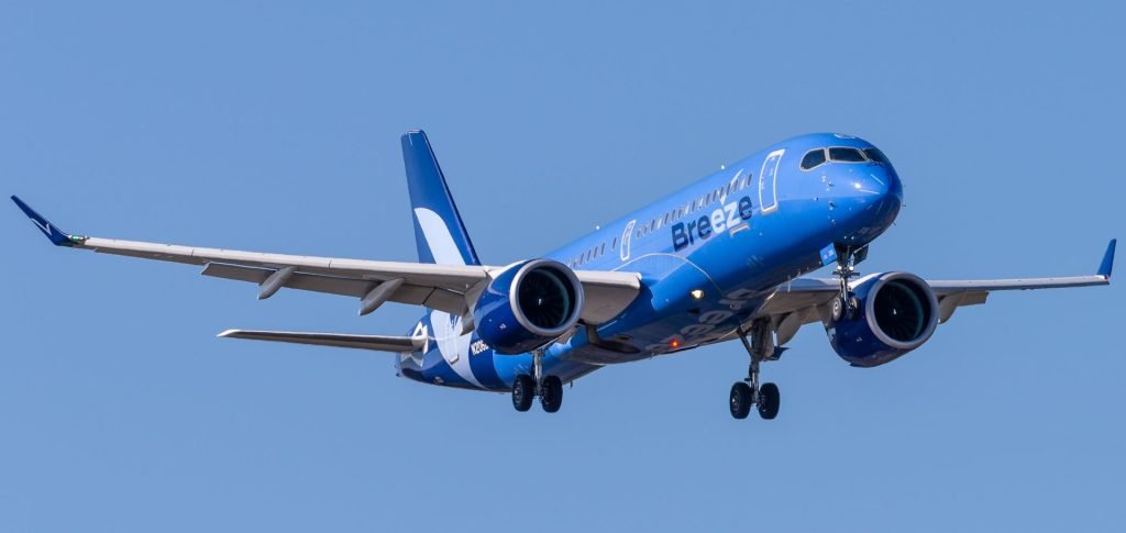 Breeze A220-300 CHS-HPN 4.10.23-1