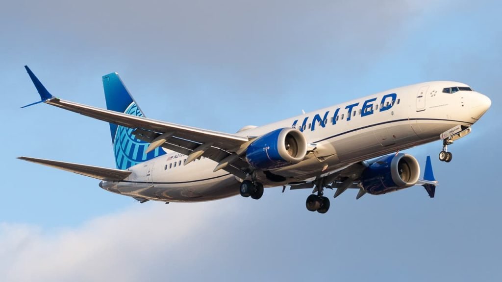 United 737 MAX 8 N2752 Arrives EWR 12.18.22